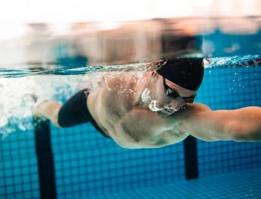 Η θάλασσα καταπολεμά το αυχενικό σύνδρομο; - Πως πρέπει να κολυμπώ